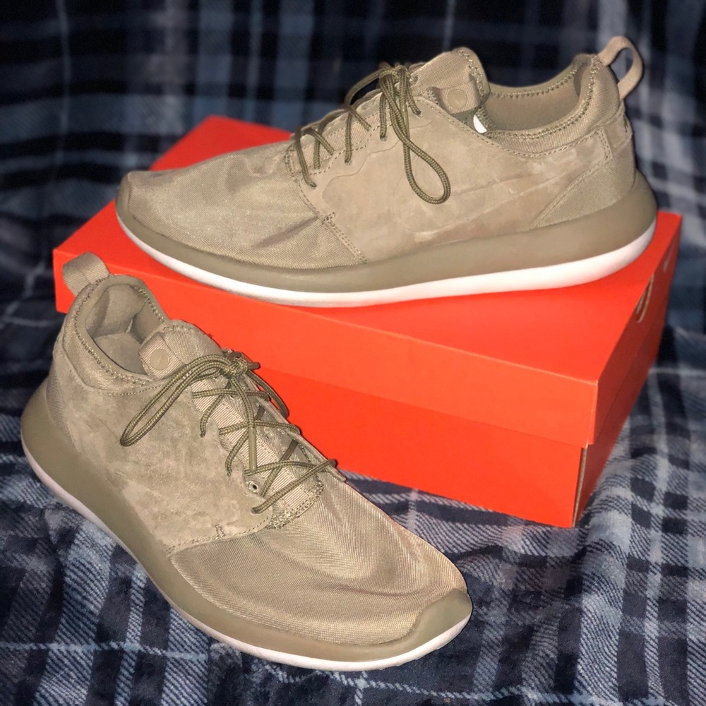 Green Nike roshes